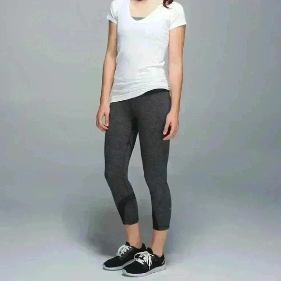 **Lululemon** Inspire Crop II - Luxtreme Herringbone in Heathered Black - Size 6 - Picture 4 of 9